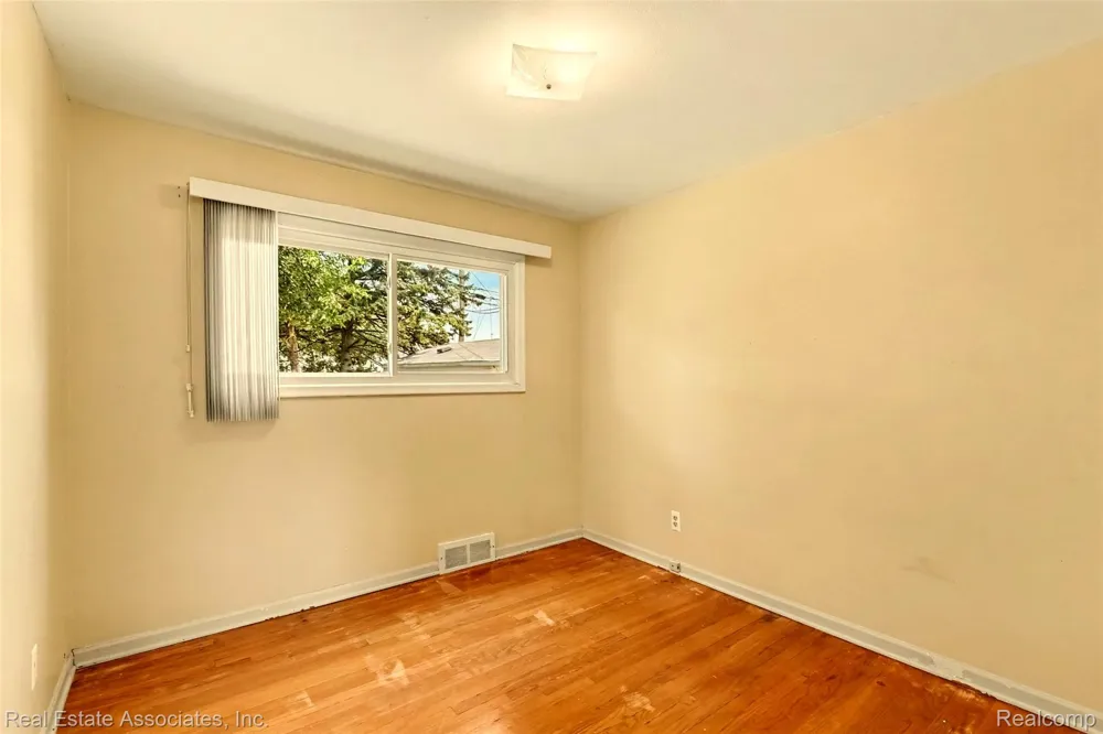 33702 Leona Street Garden City City, MI 48135
