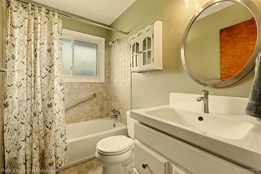 33702 Leona Street Garden City City, MI 48135