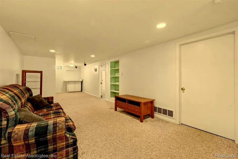33702 Leona Street Garden City City, MI 48135