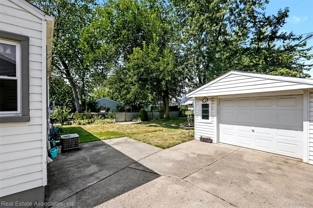 33702 Leona Street Garden City City, MI 48135