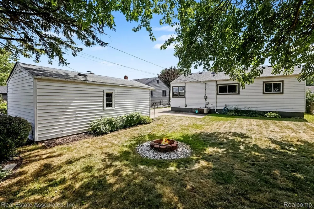 33702 Leona Street Garden City City, MI 48135