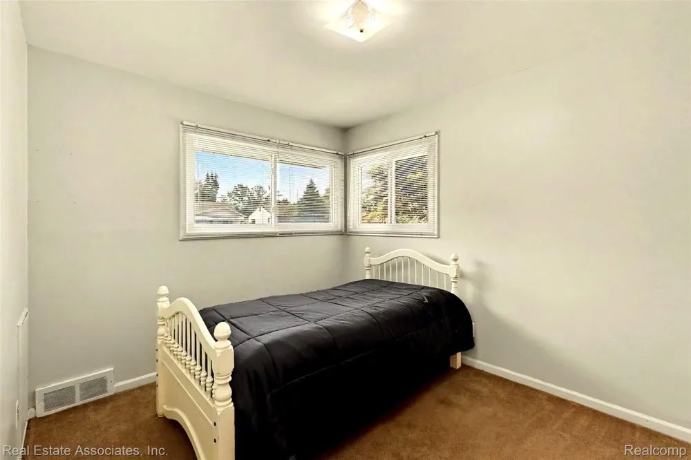 33702 Leona Street Garden City City, MI 48135