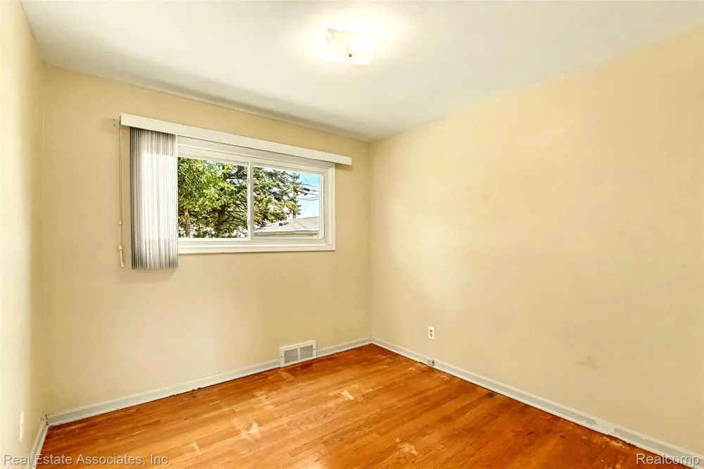 33702 Leona Street Garden City City, MI 48135