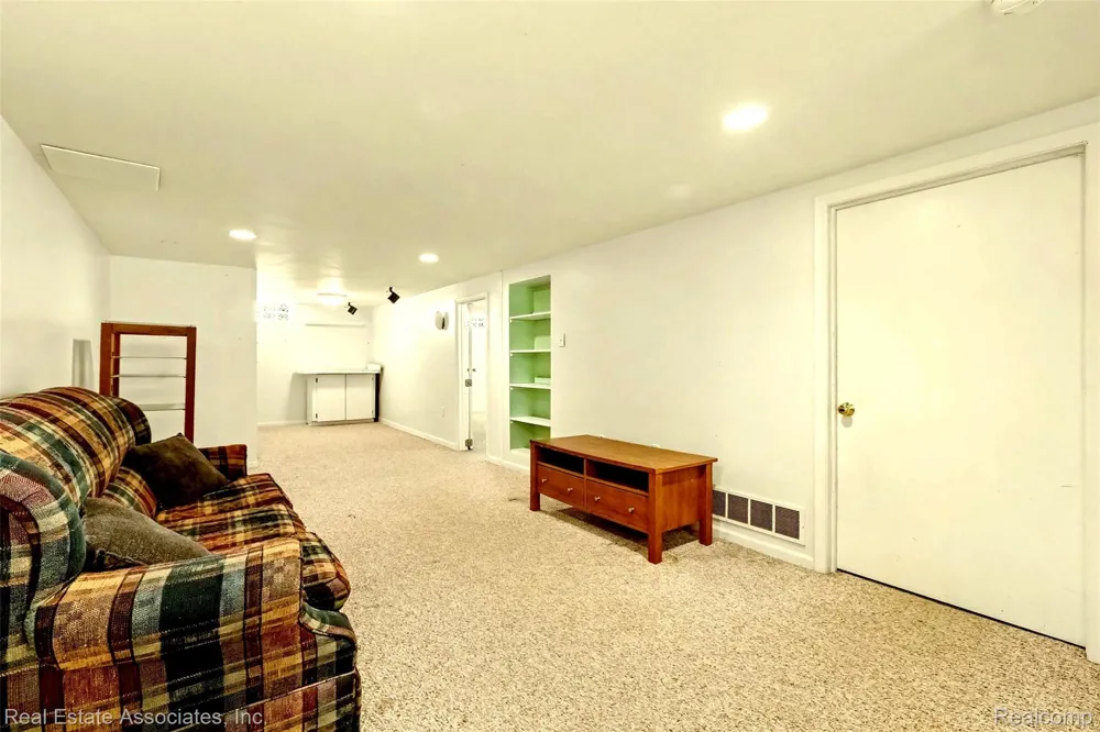 33702 Leona Street Garden City City, MI 48135