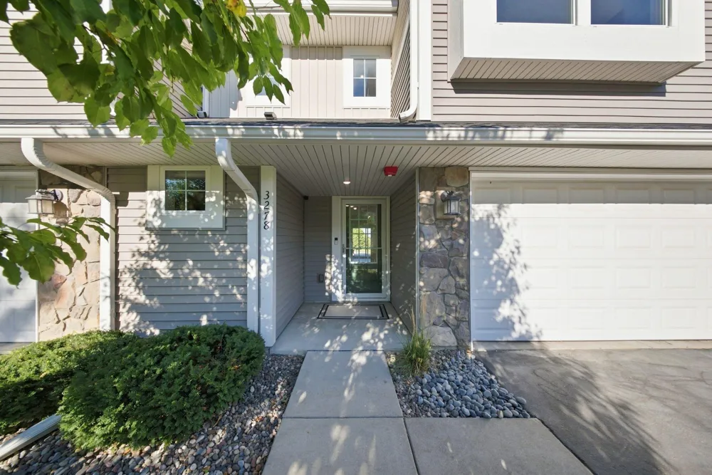 3278 Lakewood Trail Woodbury, MN 55129