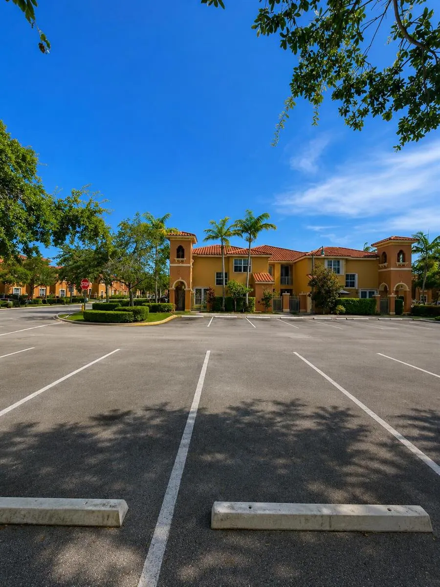 906 SW 143rd Avenue #2005 Pembroke Pines, FL 33027