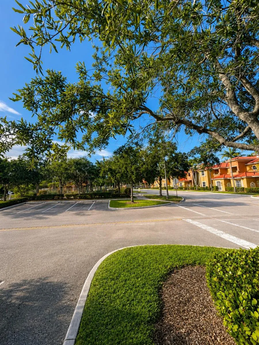 906 SW 143rd Avenue #2005 Pembroke Pines, FL 33027