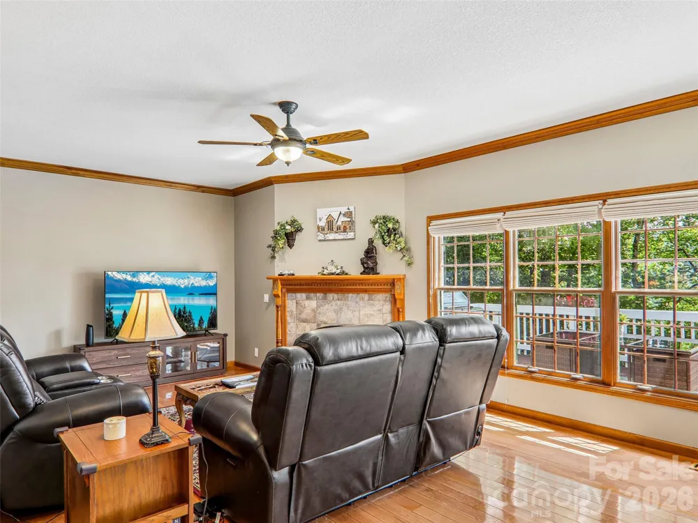16 Hobe Crest Hendersonville, NC 28792