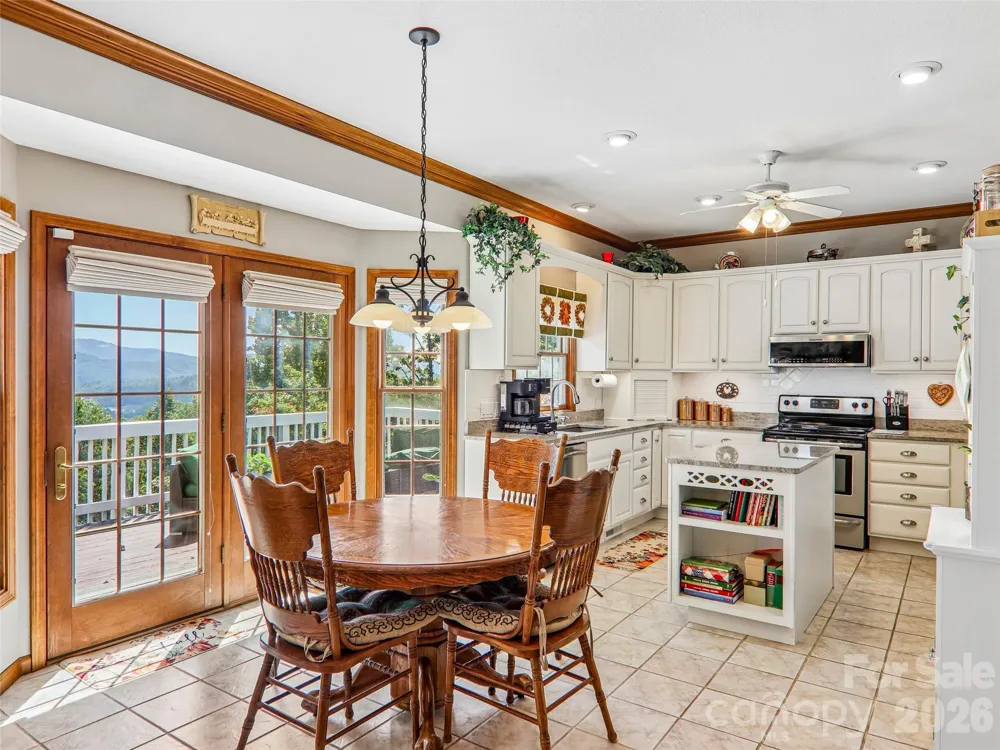 16 Hobe Crest Hendersonville, NC 28792