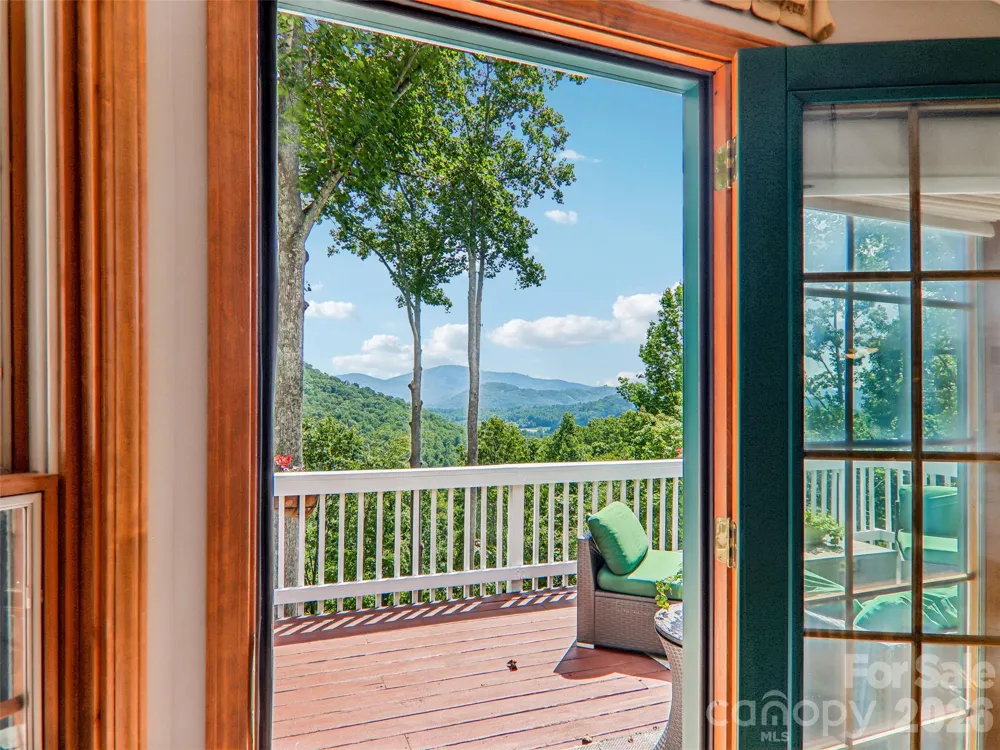 16 Hobe Crest Hendersonville, NC 28792