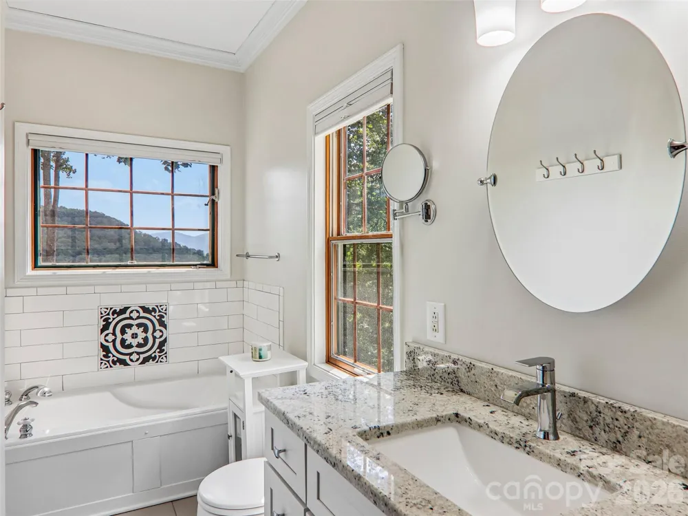 16 Hobe Crest Hendersonville, NC 28792