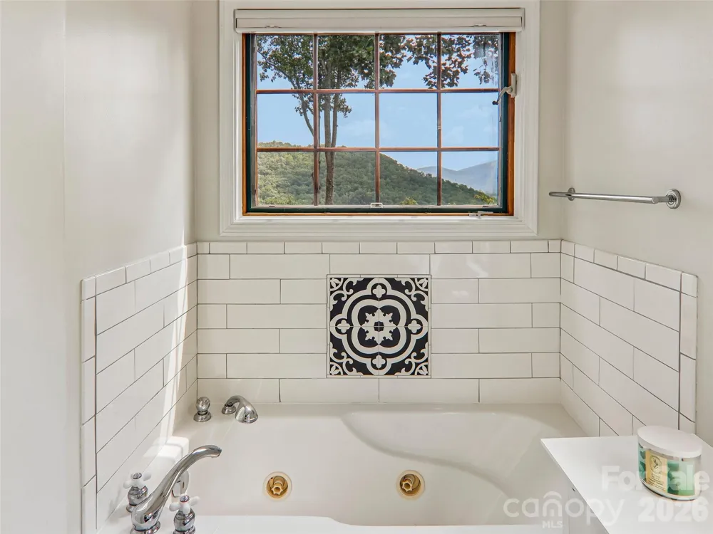 16 Hobe Crest Hendersonville, NC 28792