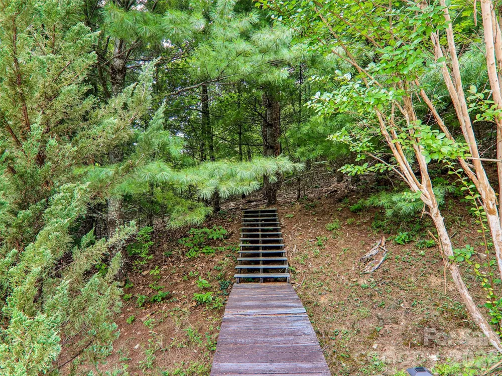16 Hobe Crest Hendersonville, NC 28792