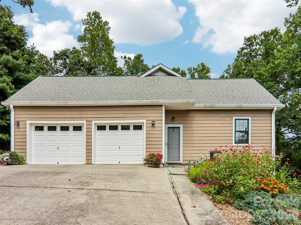16 Hobe Crest Hendersonville, NC 28792