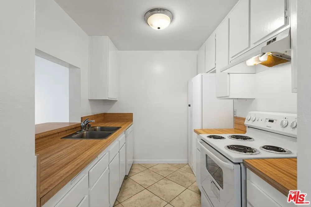 5460 White Oak Avenue #A105 Encino, CA 91316