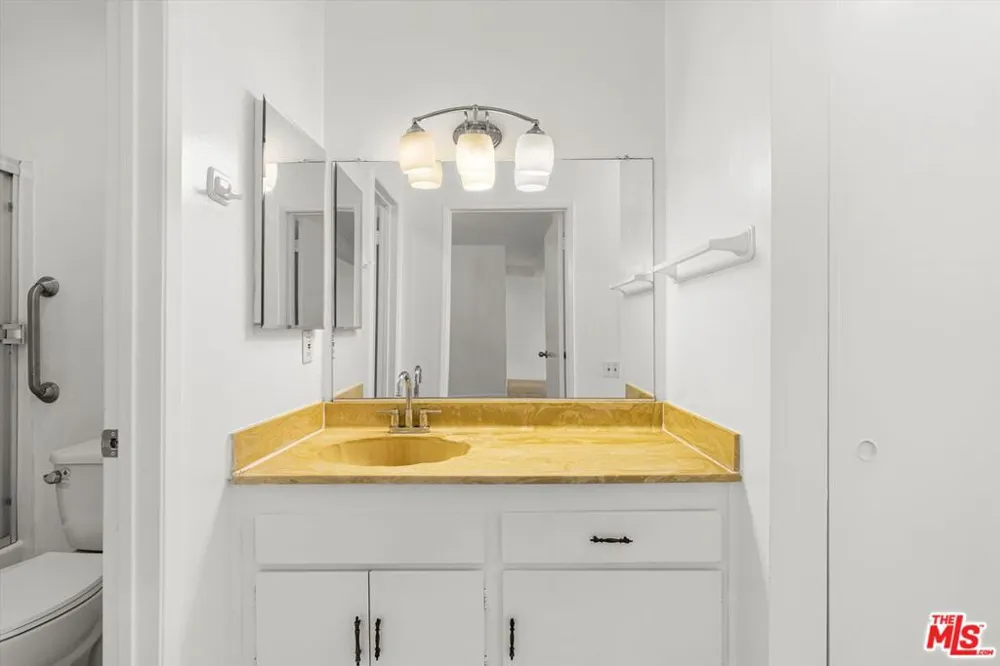 5460 White Oak Avenue #A105 Encino, CA 91316