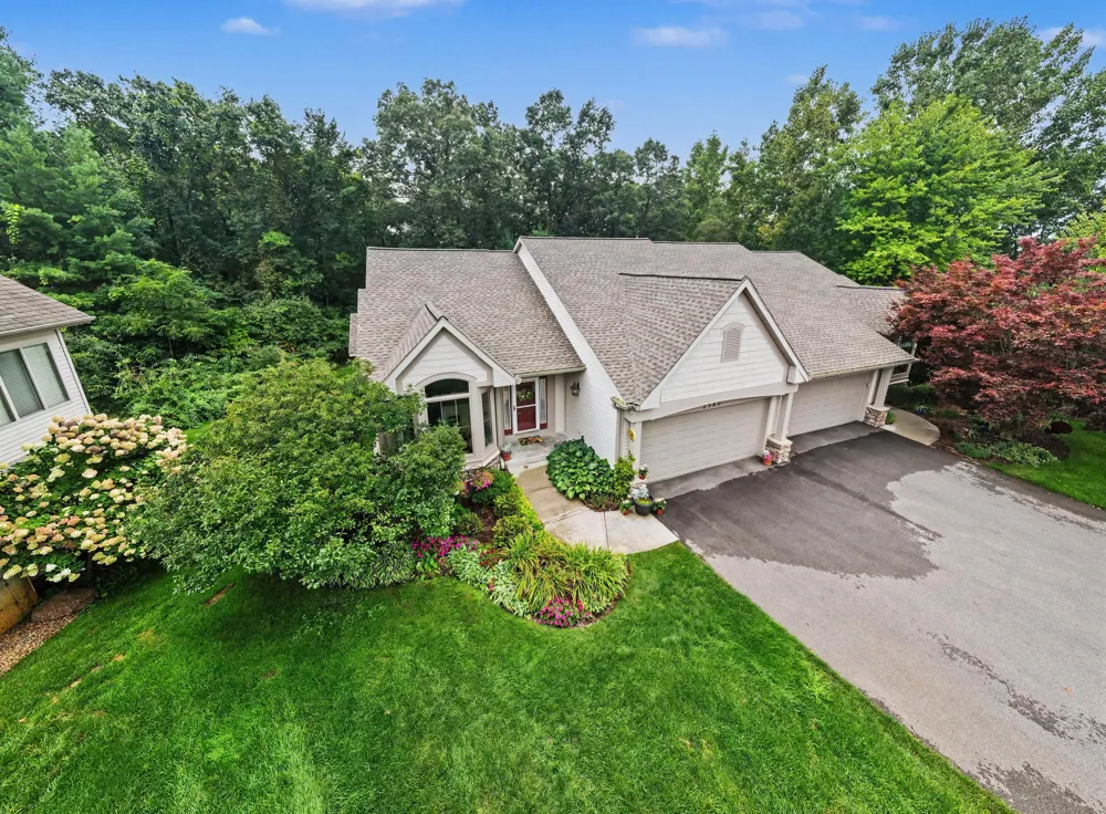 2860 Willow Ln Court NE Grand Rapids, MI 49525