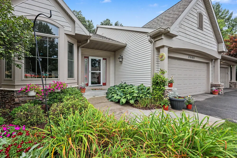 2860 Willow Ln Court NE Grand Rapids, MI 49525