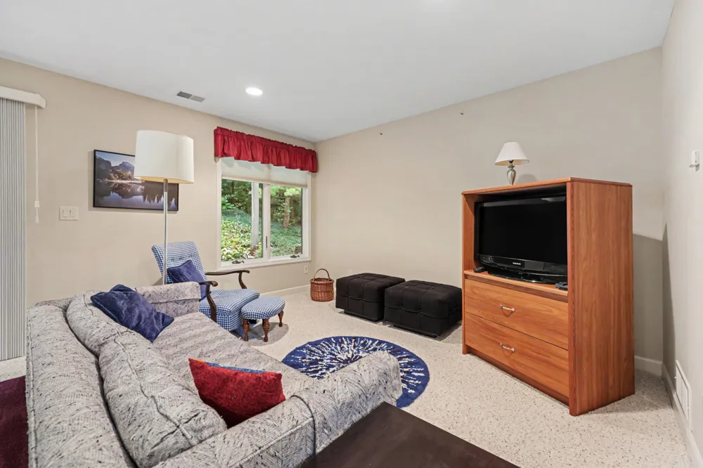 2860 Willow Ln Court NE Grand Rapids, MI 49525