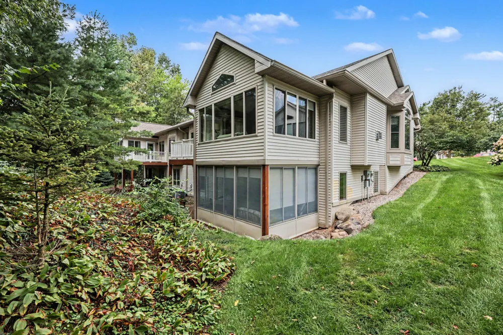 2860 Willow Ln Court NE Grand Rapids, MI 49525