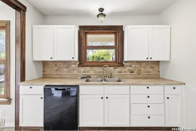 111 LEWIS AVE Kerrville, TX 78028