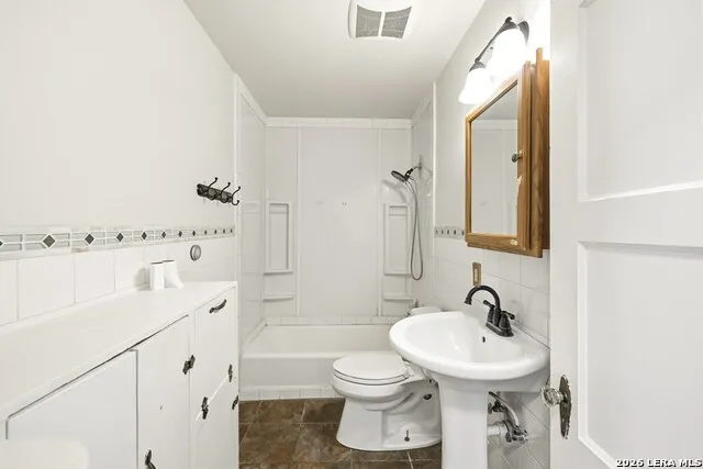 111 LEWIS AVE Kerrville, TX 78028