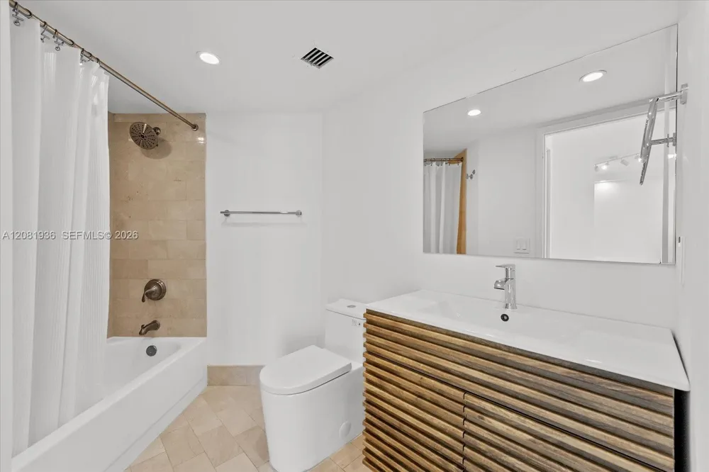 5880 Collins Ave #1004 Miami Beach, FL 33140