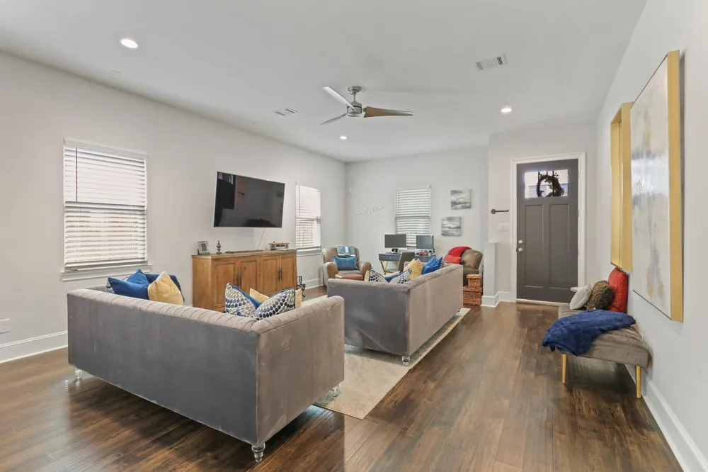 913 Eleanor Street Houston, TX 77009