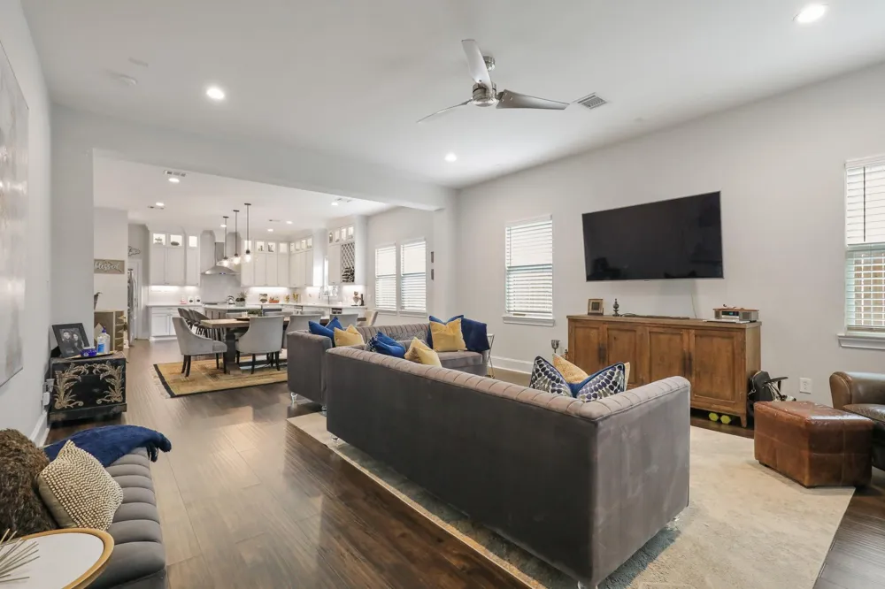913 Eleanor Street Houston, TX 77009
