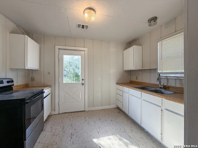 300 SCHMUCKS RD New Braunfels, TX 78132