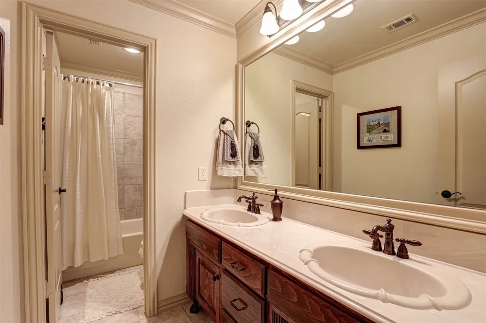 2141 Farrington Lane Hurst, TX 76054