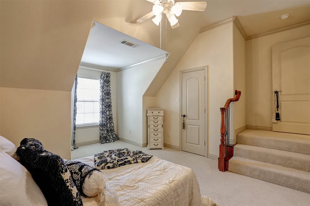 2141 Farrington Lane Hurst, TX 76054