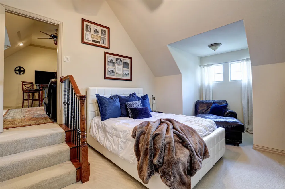 2141 Farrington Lane Hurst, TX 76054