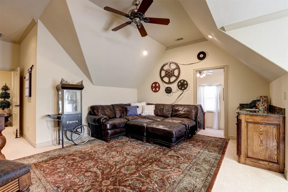 2141 Farrington Lane Hurst, TX 76054