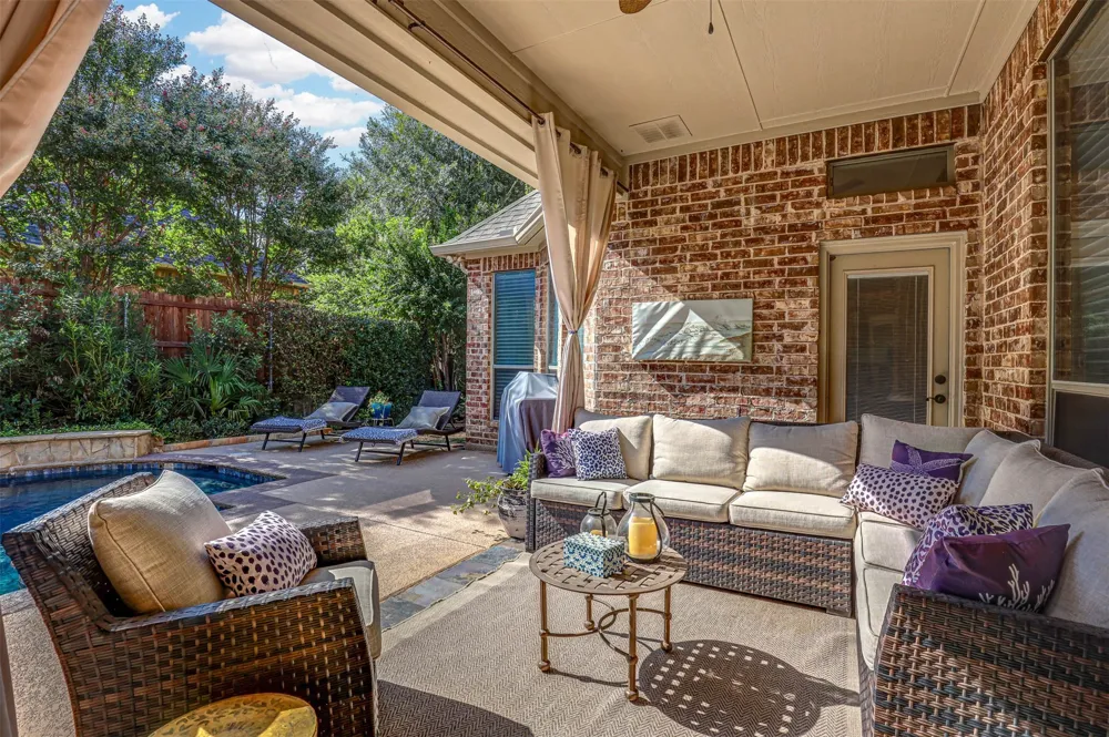 2141 Farrington Lane Hurst, TX 76054