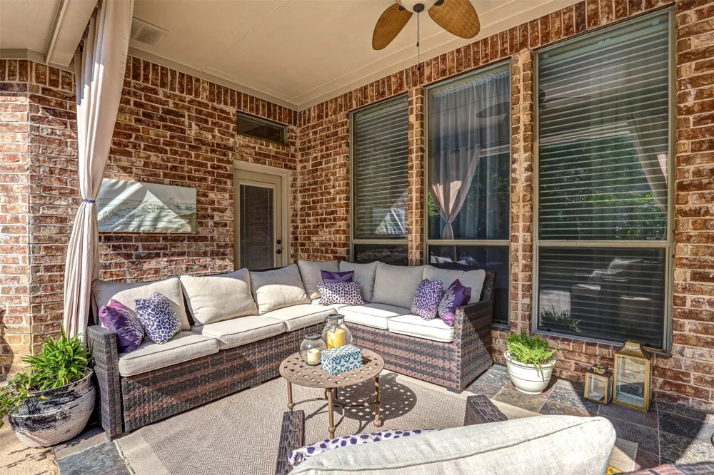 2141 Farrington Lane Hurst, TX 76054