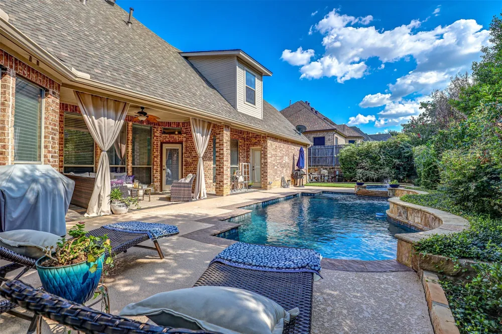 2141 Farrington Lane Hurst, TX 76054