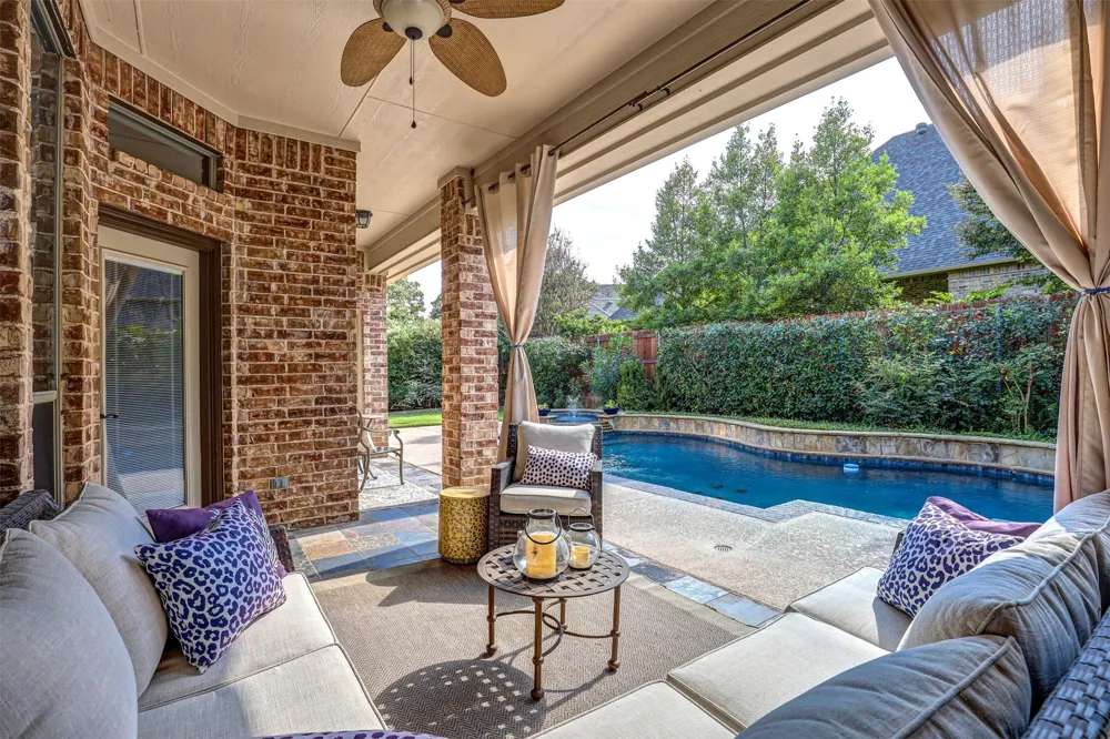 2141 Farrington Lane Hurst, TX 76054
