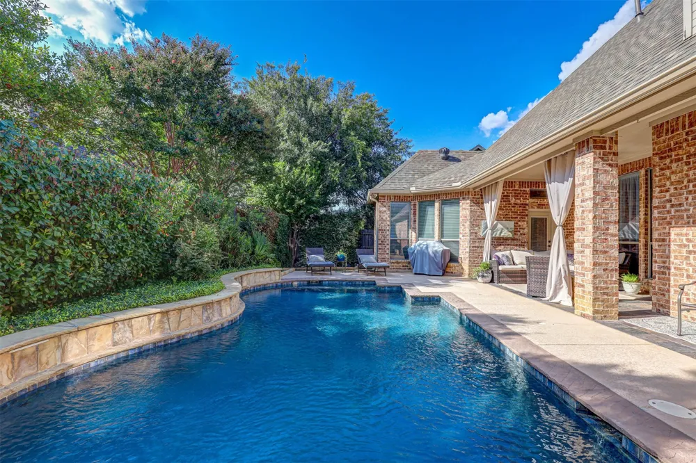 2141 Farrington Lane Hurst, TX 76054