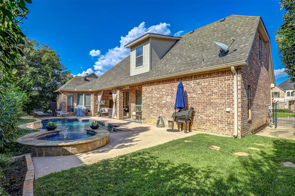 2141 Farrington Lane Hurst, TX 76054