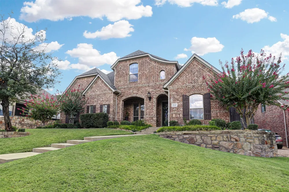 2141 Farrington Lane Hurst, TX 76054