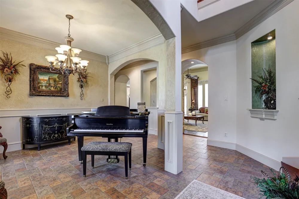 2141 Farrington Lane Hurst, TX 76054