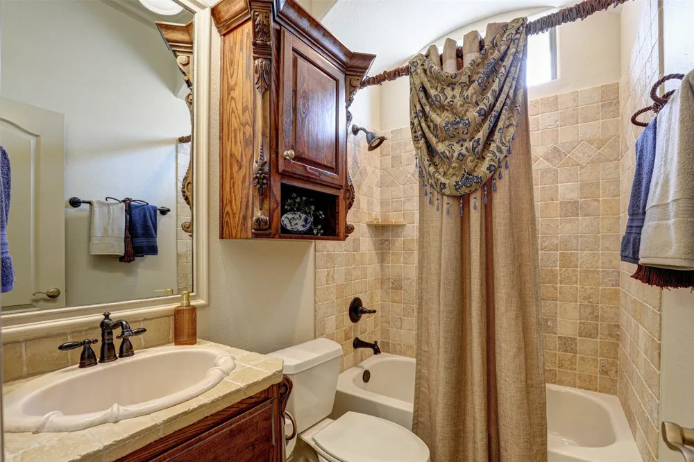 2141 Farrington Lane Hurst, TX 76054