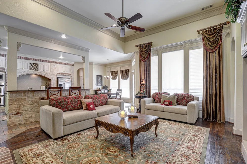 2141 Farrington Lane Hurst, TX 76054
