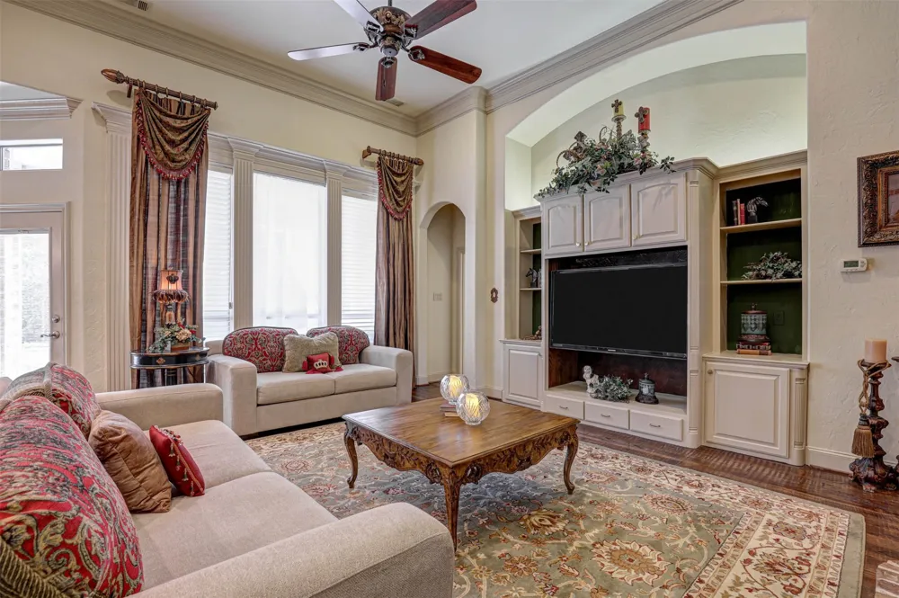 2141 Farrington Lane Hurst, TX 76054