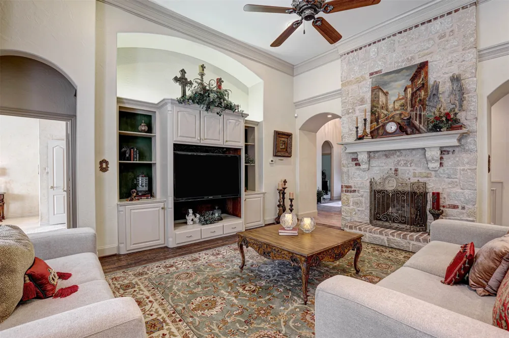 2141 Farrington Lane Hurst, TX 76054