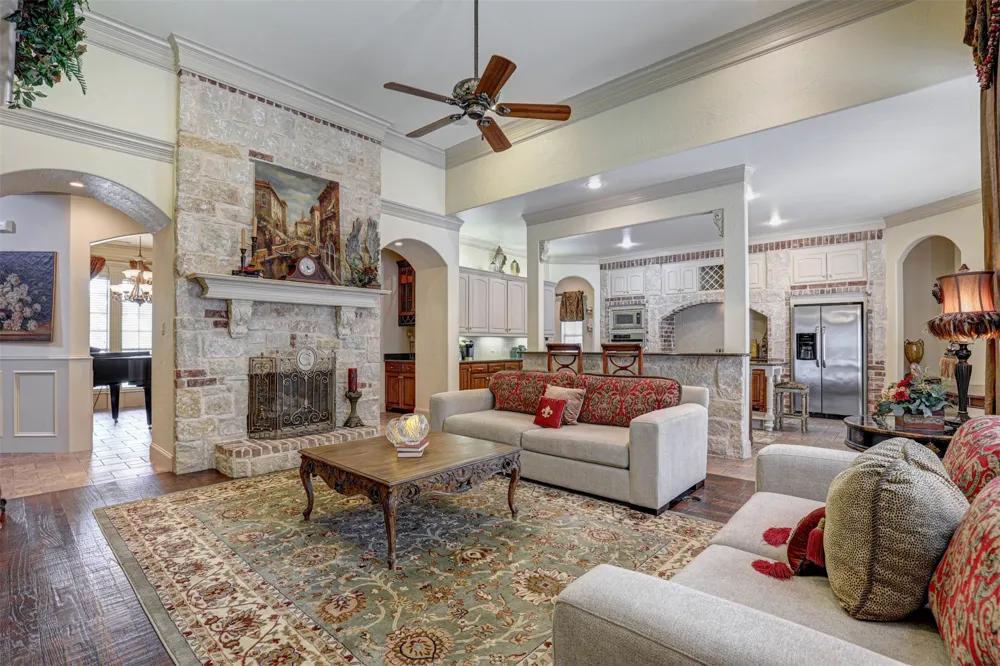 2141 Farrington Lane Hurst, TX 76054