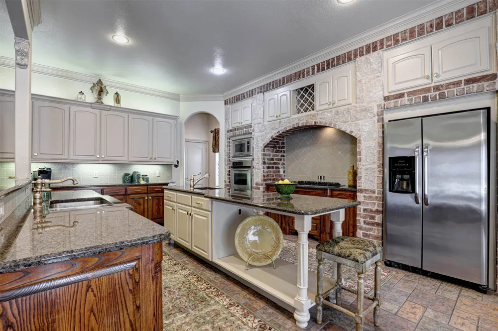 2141 Farrington Lane Hurst, TX 76054