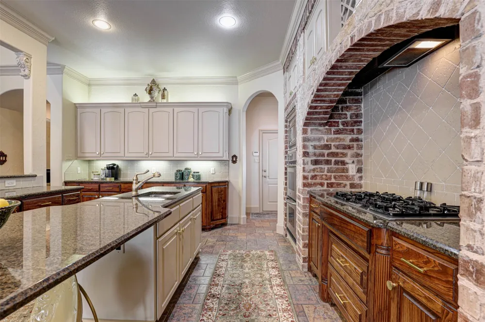 2141 Farrington Lane Hurst, TX 76054