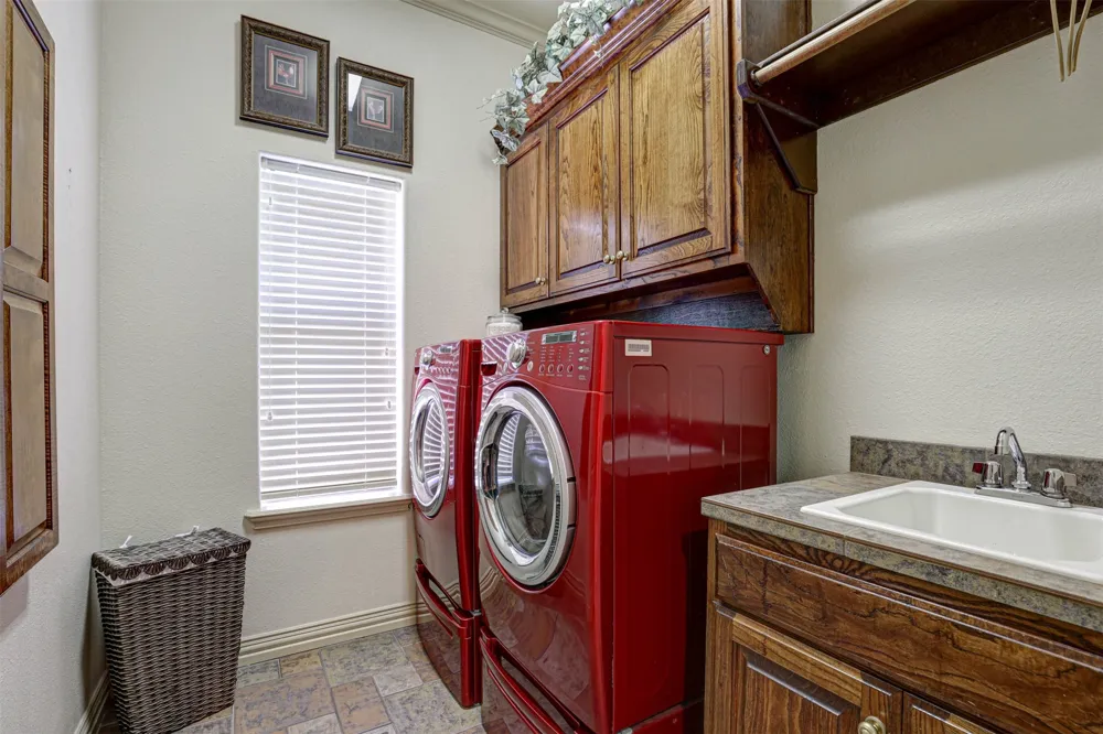 2141 Farrington Lane Hurst, TX 76054